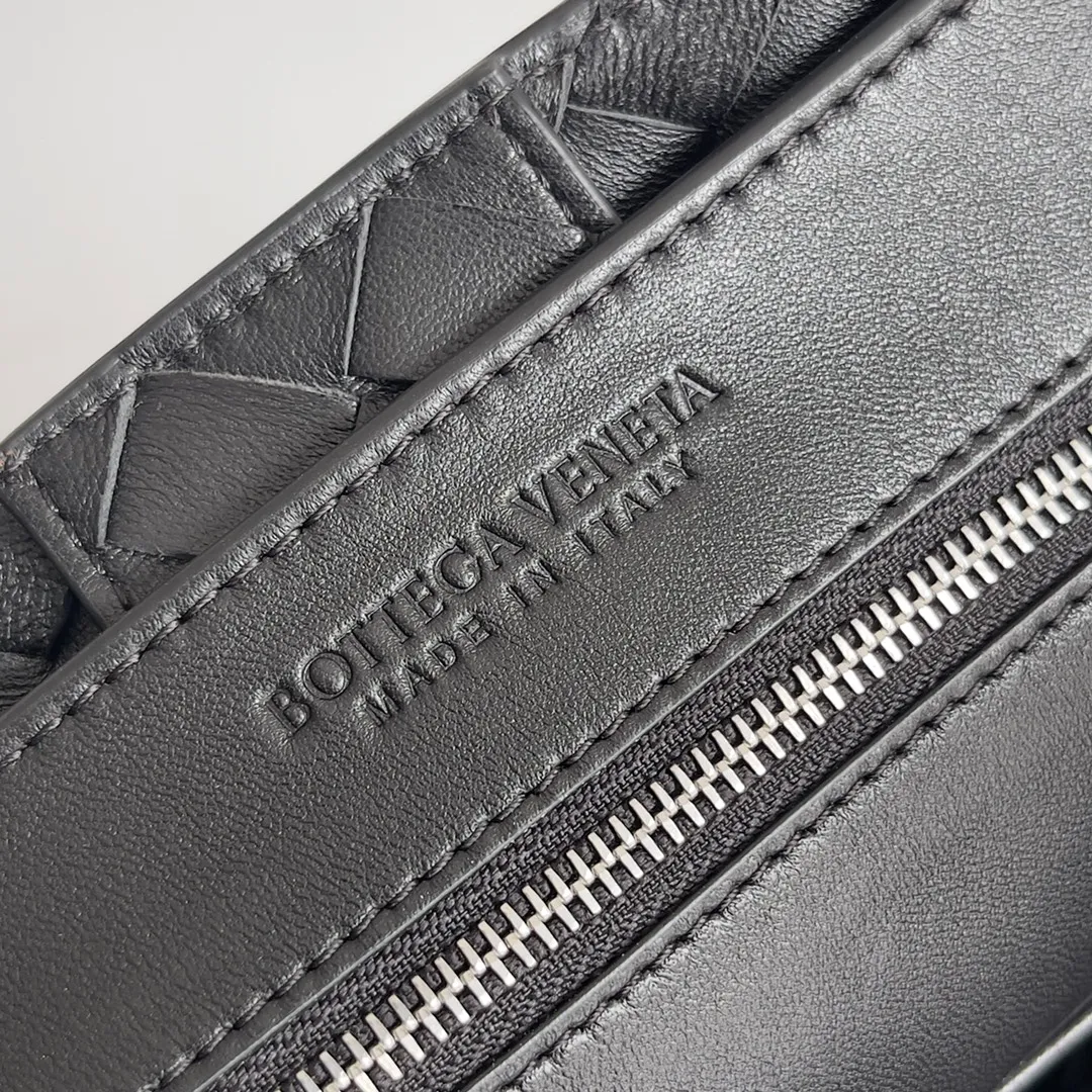 The 2023 new Andiamo batch of 2260 BV has been shipped‼ ️Really popular🔥The new Andiamo woven handbag launched by Bottega Veneta this season is really popular all over the world! ! Celebrities at home and abroad have worn it, and Oscar-winning actress Michelle Yeoh has taken it out on the street. Song Jia, Trai Yara, Yu Feihong, Sanji Ayaka, Rosie Hunting-Whiteley, Yoshioka Riho, etc. have all picked up this bag. It is classic and versatile, showing off its temperament, and the bag capacity is also large, which is very convenient for daily commuting! ! A variety of carrying methods, the shoulder straps can be adjusted by yourself, the original lambskin feels soft and delicate, and the unisex style breaks the gender boundaries and brings a more practical and long-lasting use experience. Andiamo, which has both elegant and casual styles, perfectly interprets the true appearance of "fashionable old money style". Style number: 743572 Size: 32*24*12